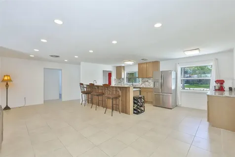 1667 N Dakota Avenue NE St Petersburg FL 33703