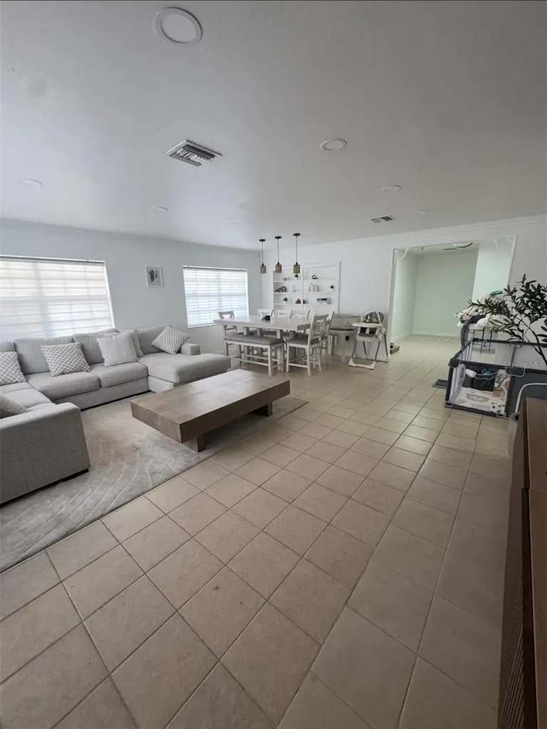 7712 W Powhatan Tampa FL 33615