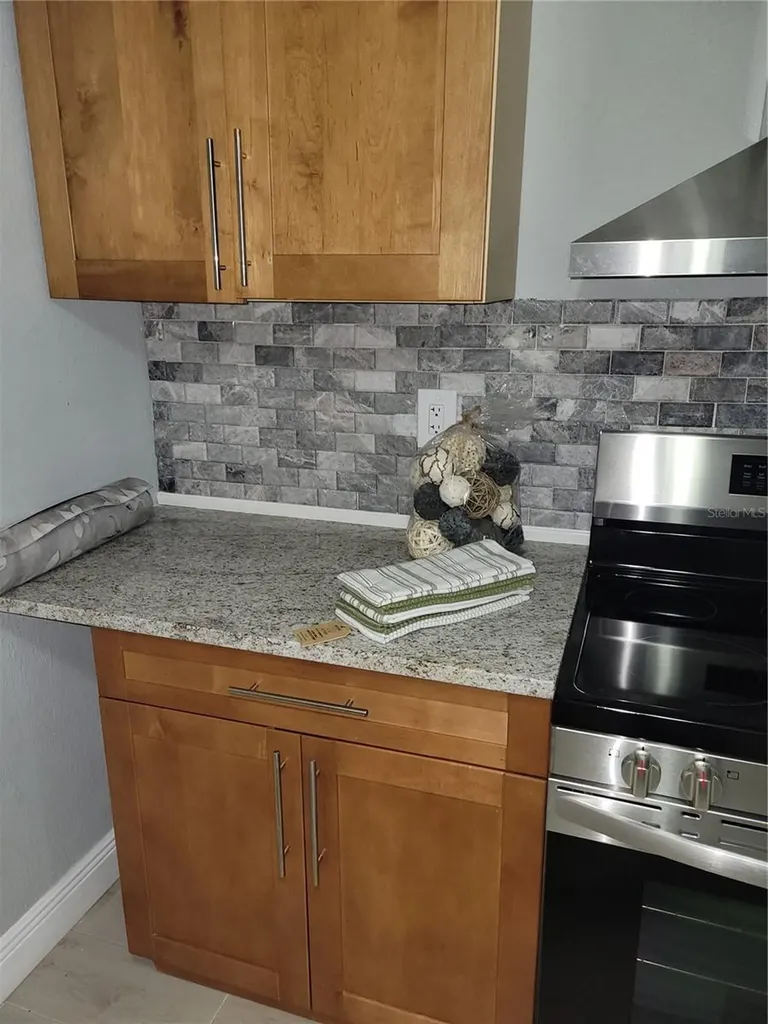 5548 11th Street Zephyrhills FL 33542
