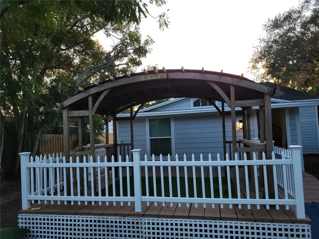 5548 11th Street Zephyrhills FL 33542