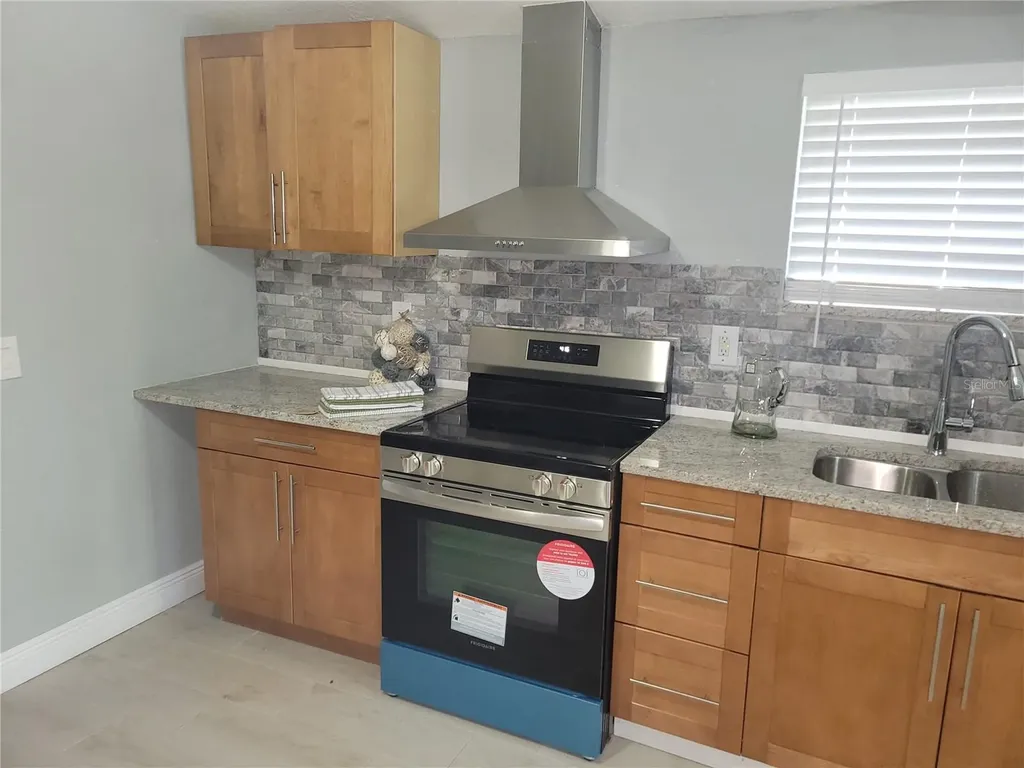 5548 11th Street Zephyrhills FL 33542