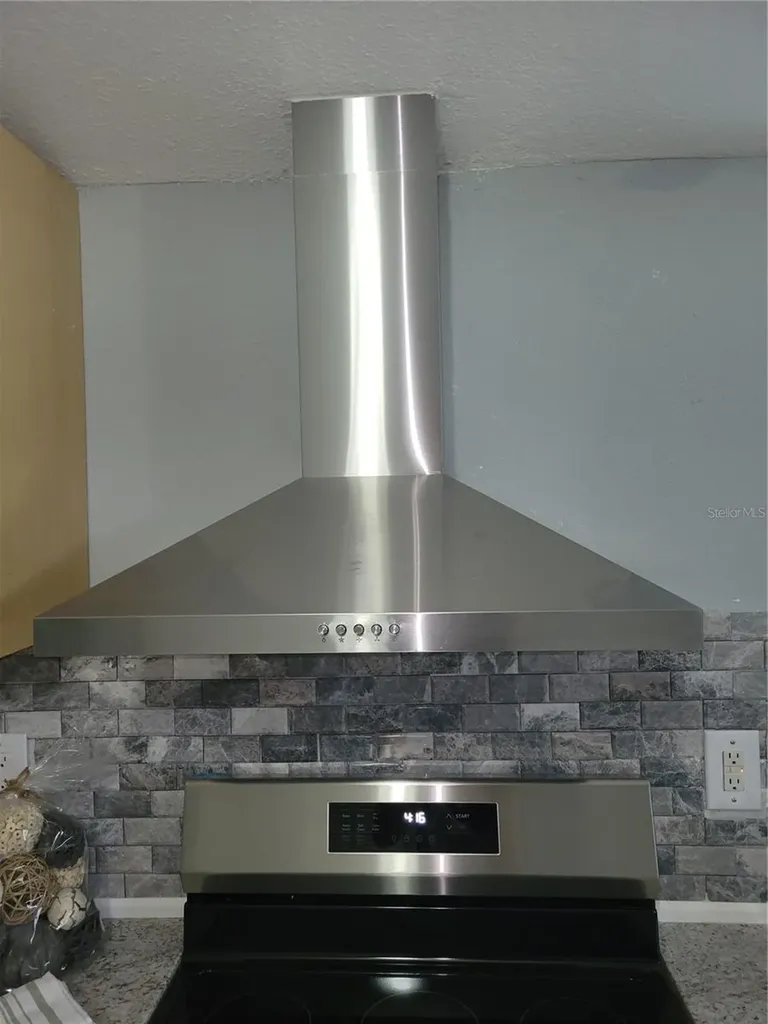 5548 11th Street Zephyrhills FL 33542