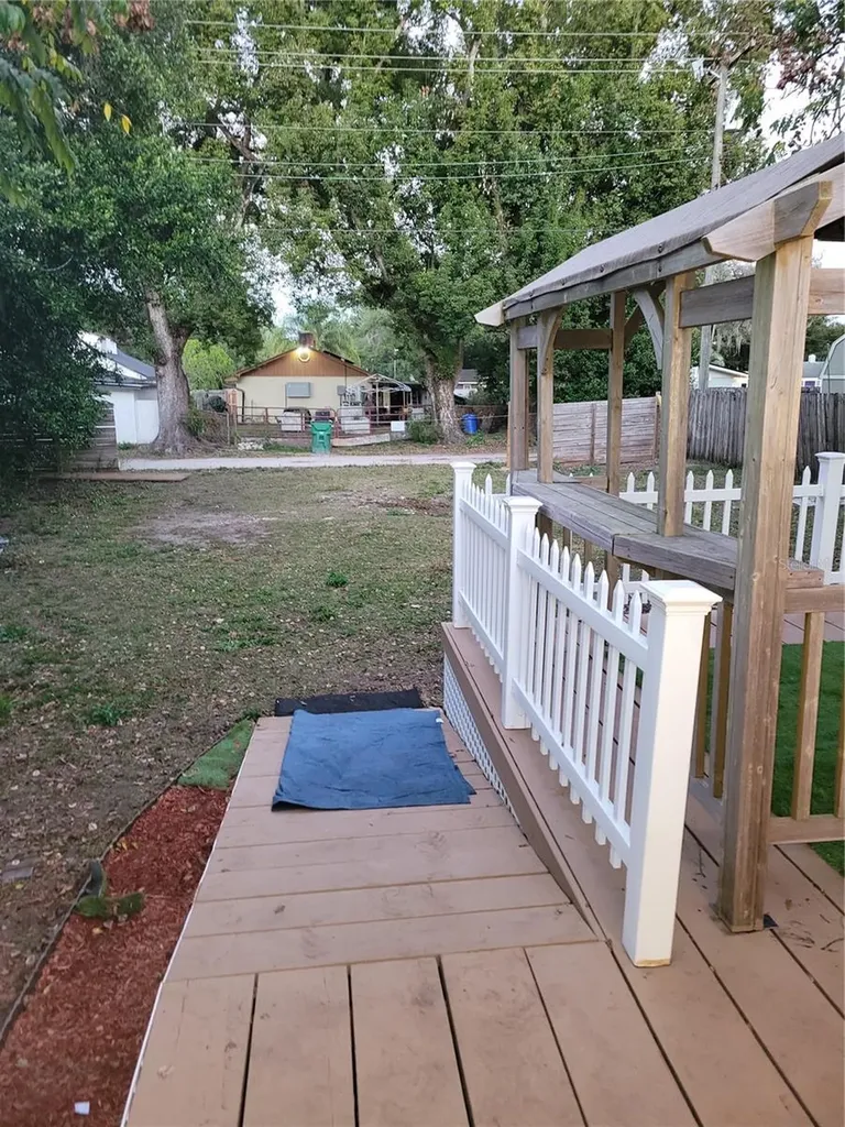 5548 11th Street Zephyrhills FL 33542