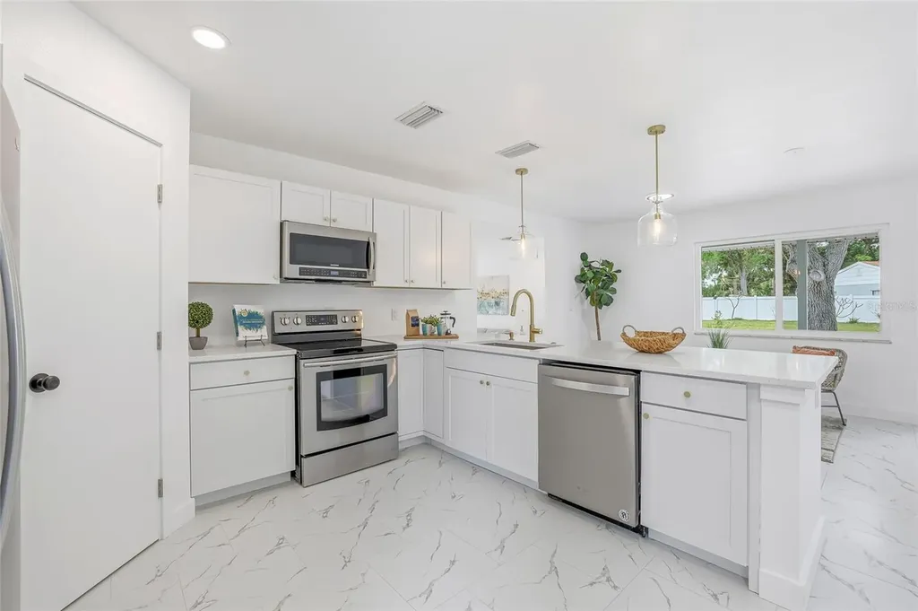 4095 Locust Street NE St Petersburg FL 33703