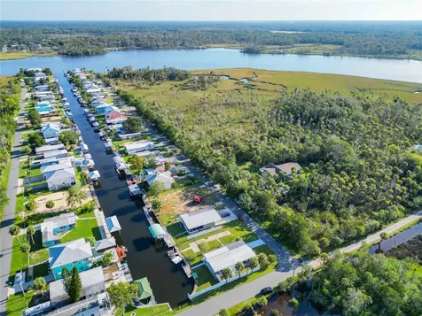 2560 N Comanche Point Crystal River FL 34429