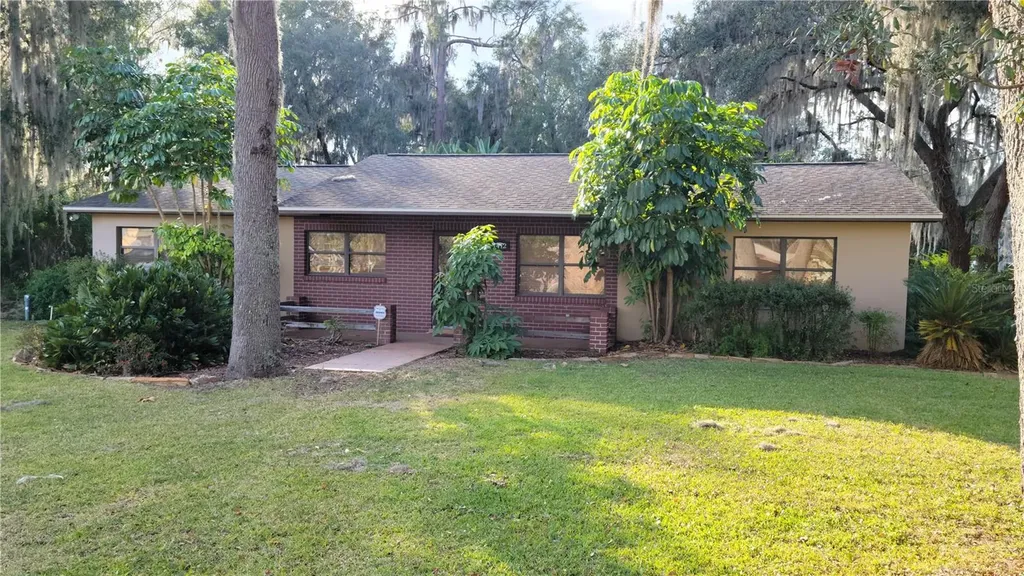 1412 Cr 482n Lake Panasoffkee FL 33538