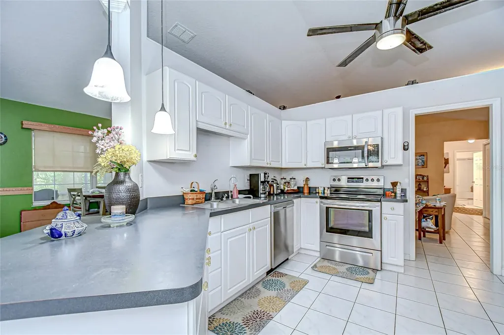 6911 Oakcrest Way Zephyrhills FL 33542