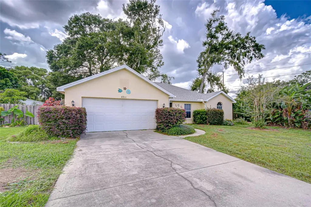 6911 Oakcrest Way Zephyrhills FL 33542