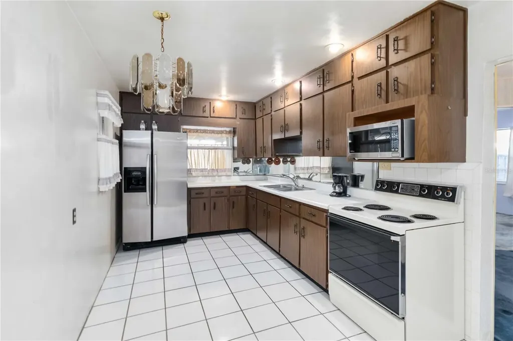 2529 W Crest Avenue Tampa FL 33614