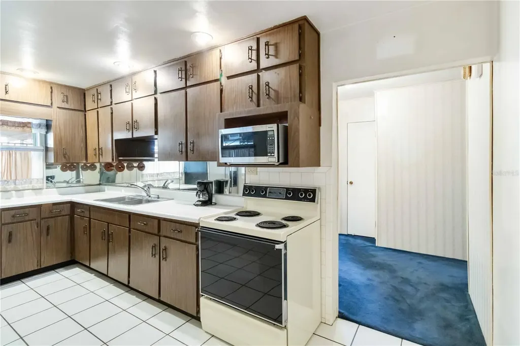 2529 W Crest Avenue Tampa FL 33614