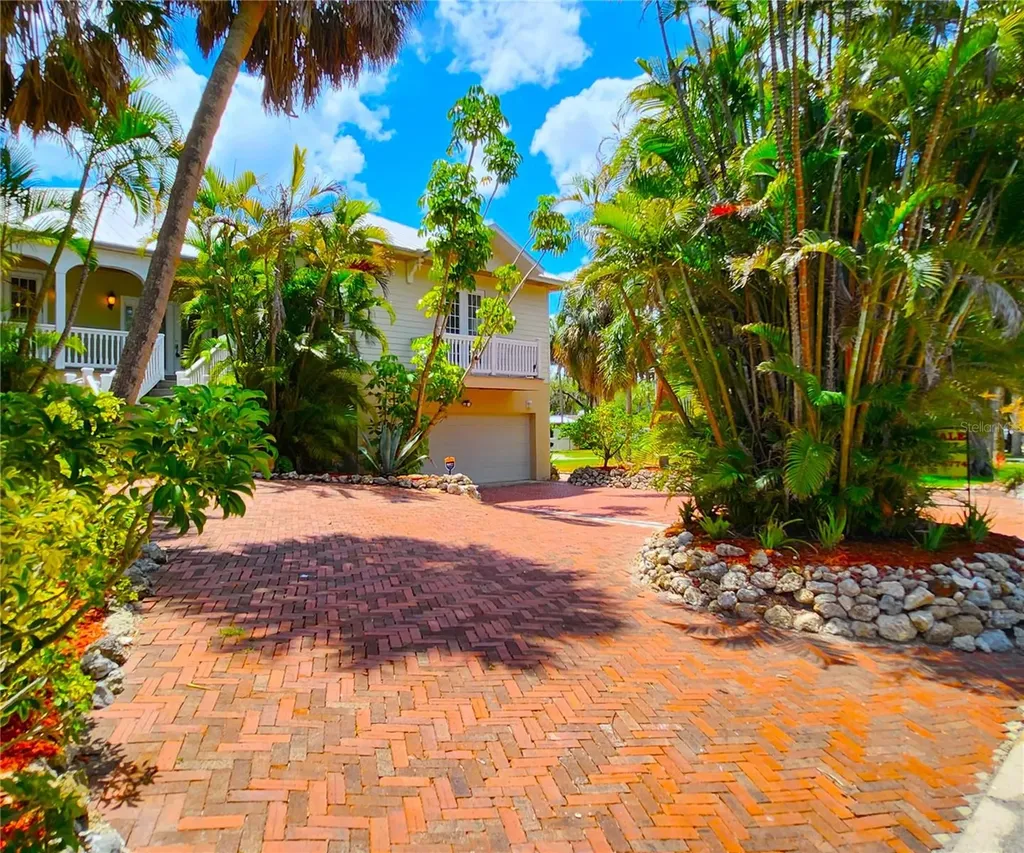 102 17th Street NE Bradenton FL 34208