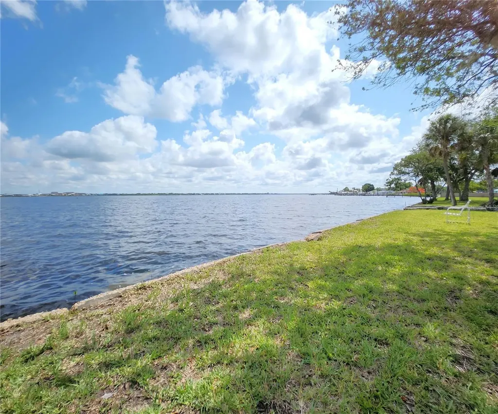 102 17th Street NE Bradenton FL 34208