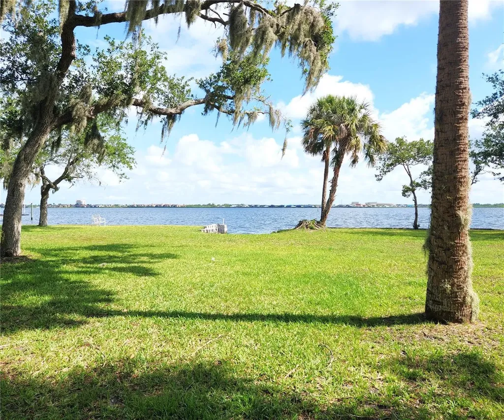 102 17th Street NE Bradenton FL 34208