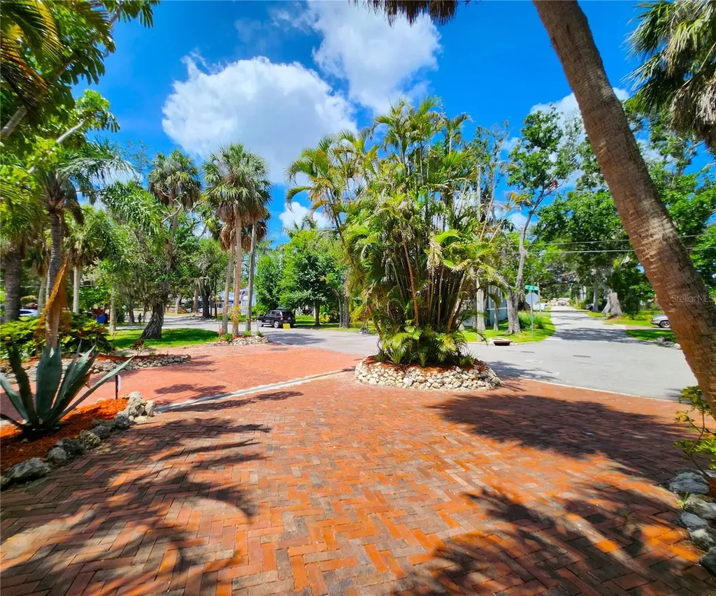 102 17th Street NE Bradenton FL 34208