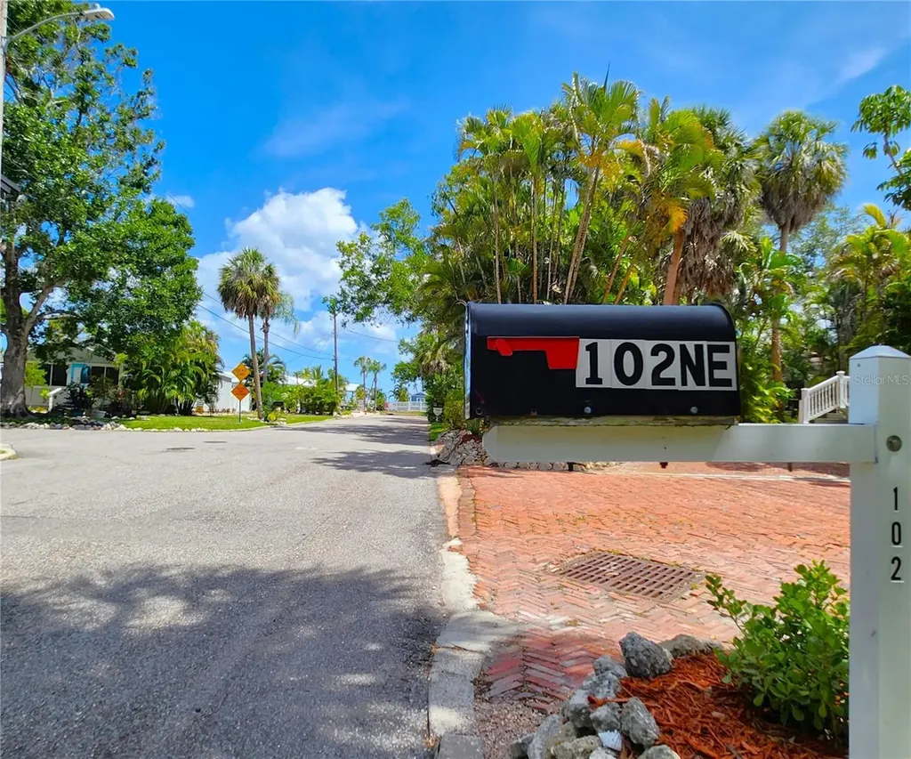 102 17th Street NE Bradenton FL 34208