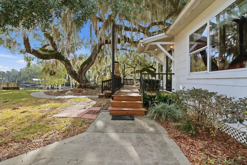5415 Riverside Drive Yankeetown FL 34498