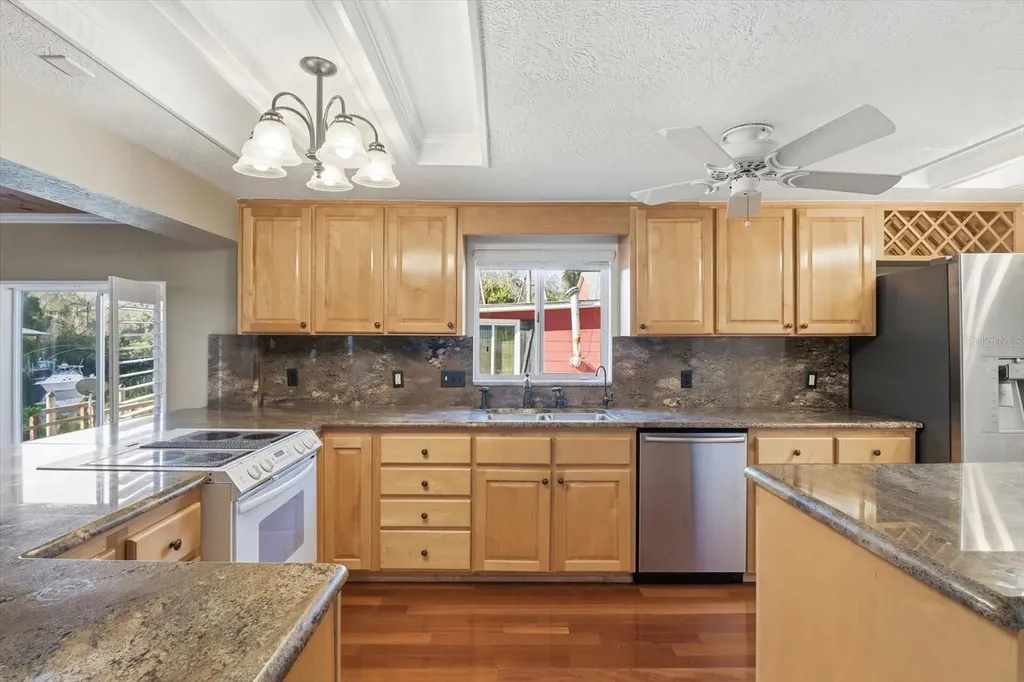 5415 Riverside Drive Yankeetown FL 34498
