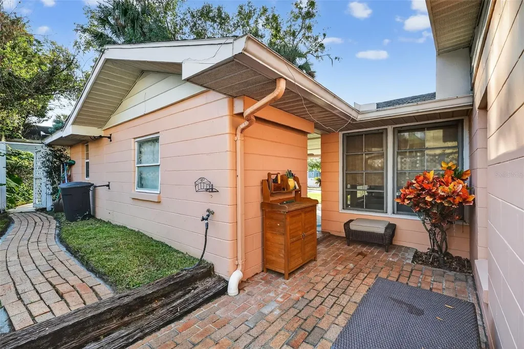 936 N Baker Street Mount Dora FL 32757
