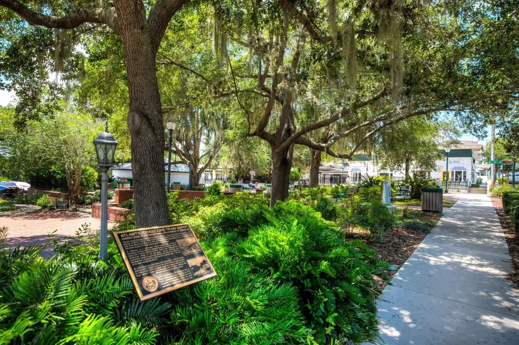 936 N Baker Street Mount Dora FL 32757