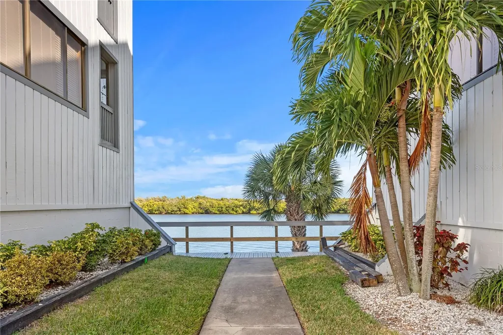 817 B Bahia Del Sol Drive Ruskin FL 33570
