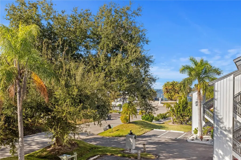 817 B Bahia Del Sol Drive Ruskin FL 33570