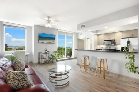 800 N Tamiami Trail Sarasota FL 34236