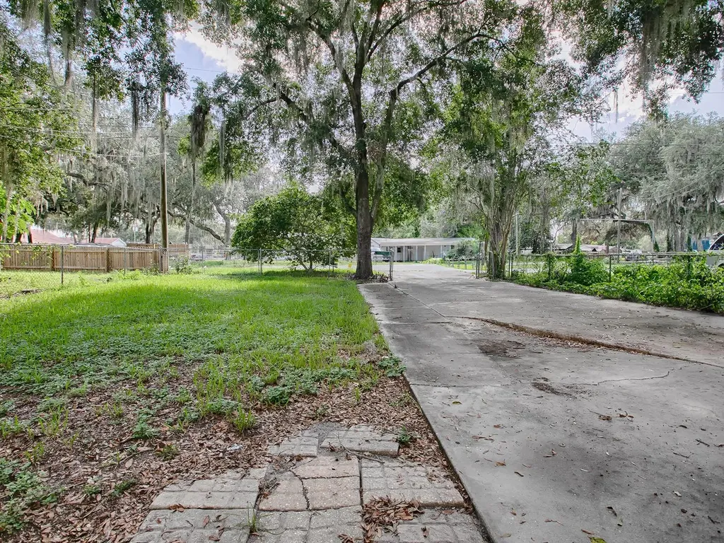853 Cr 484 Lake Panasoffkee FL 33538