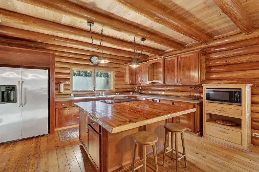 40242 Emeralda Island Road Leesburg FL 34788