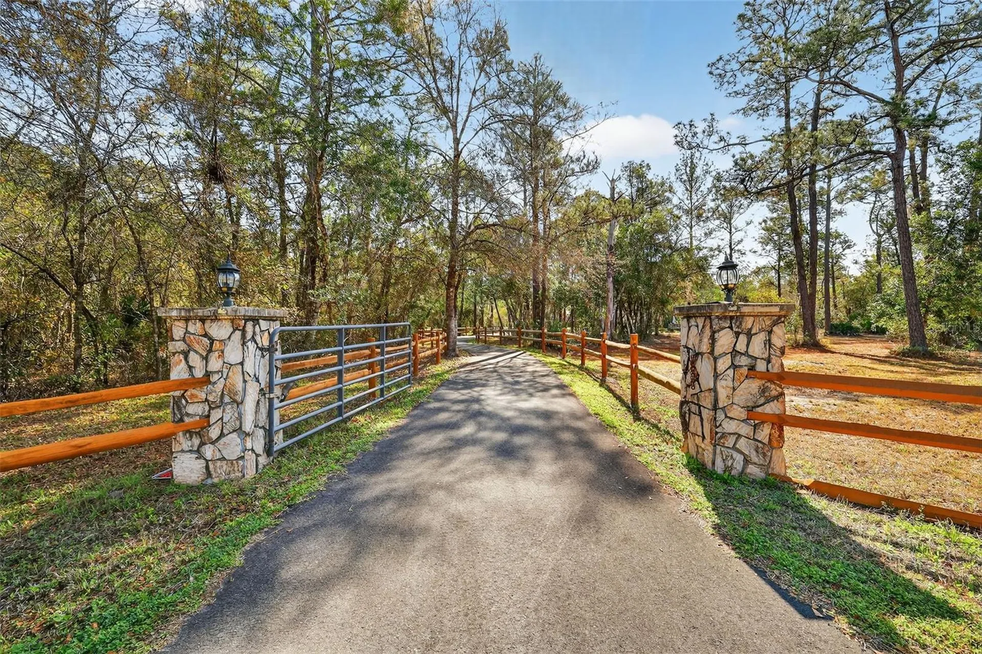 40242 Emeralda Island Road Leesburg FL 34788