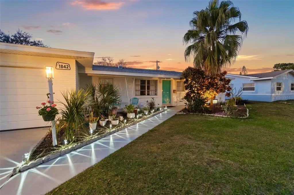 1842 59th Way N St Petersburg FL 33710