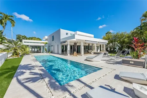 B32 Eastside Court Guaynabo PR 00969