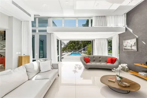 B32 Eastside Court Guaynabo PR 00969