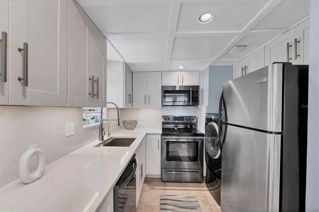 527 Sutton Place Longboat Key FL 34228