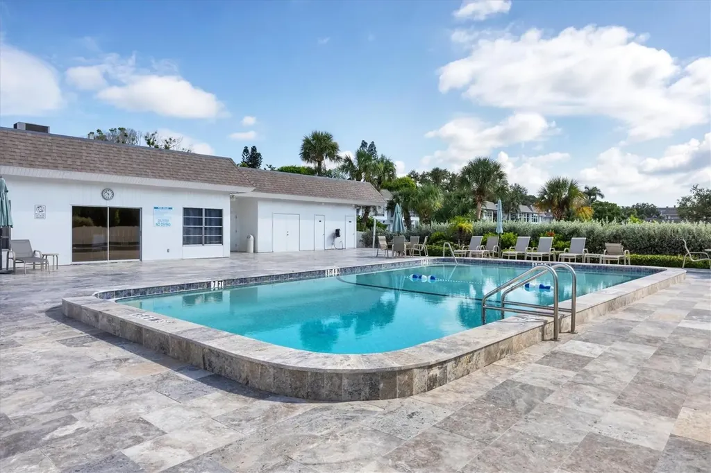 527 Sutton Place Longboat Key FL 34228