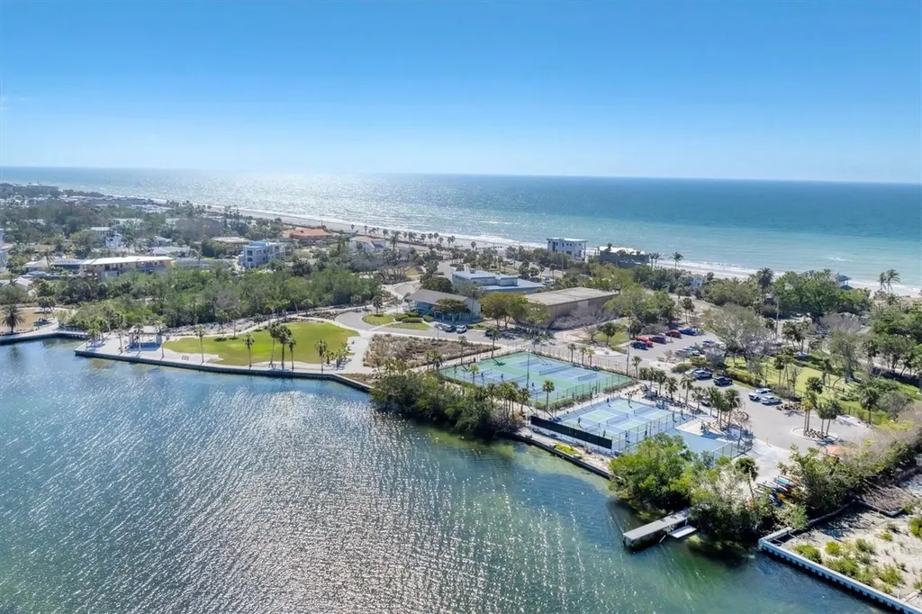 527 Sutton Place Longboat Key FL 34228