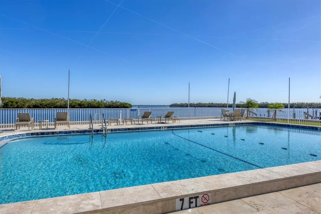 527 Sutton Place Longboat Key FL 34228