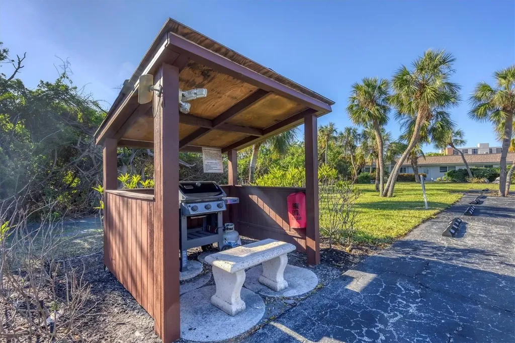 527 Sutton Place Longboat Key FL 34228