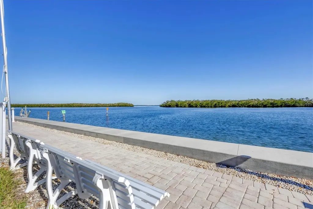 527 Sutton Place Longboat Key FL 34228