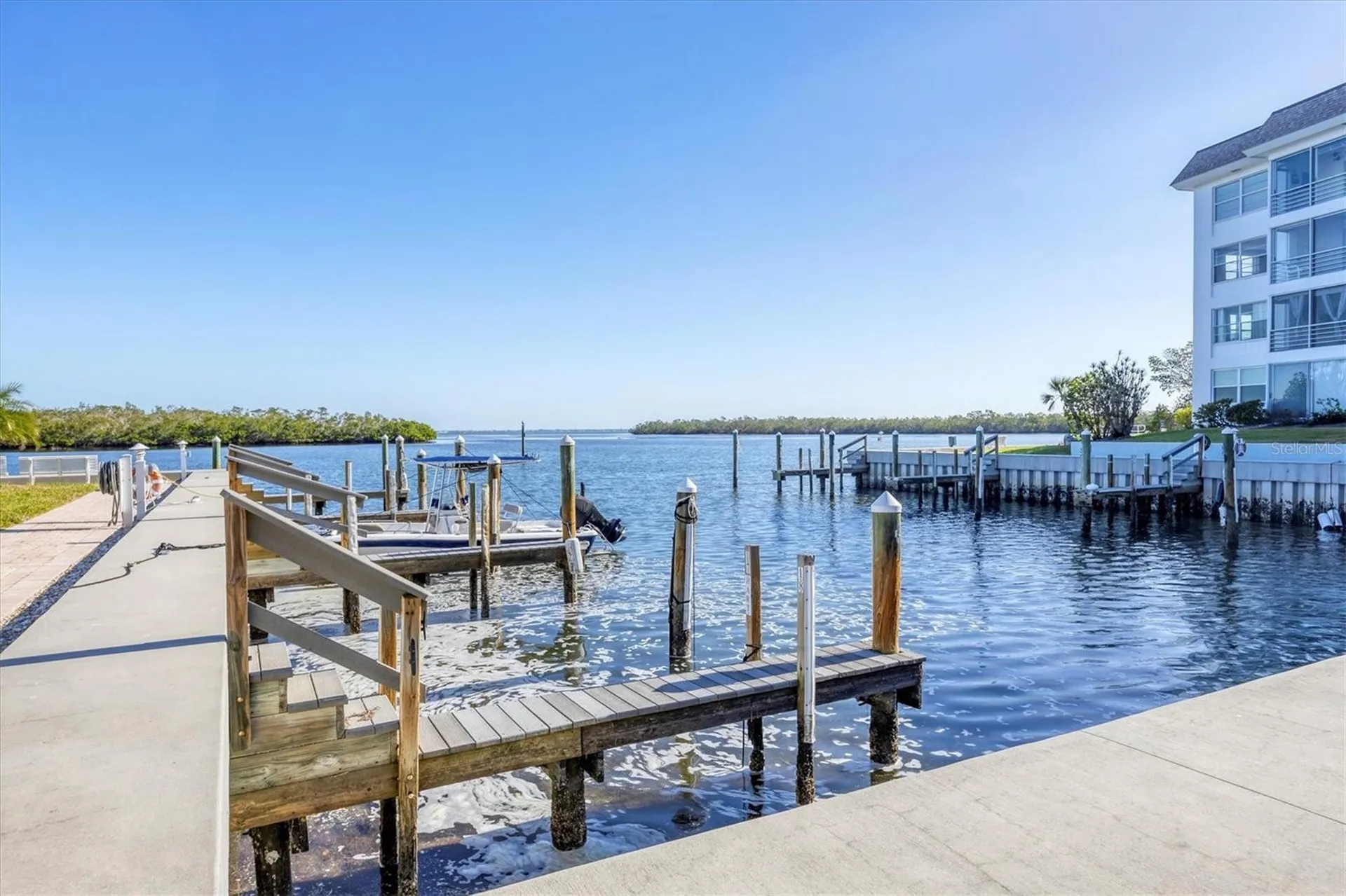 527 Sutton Place Longboat Key FL 34228
