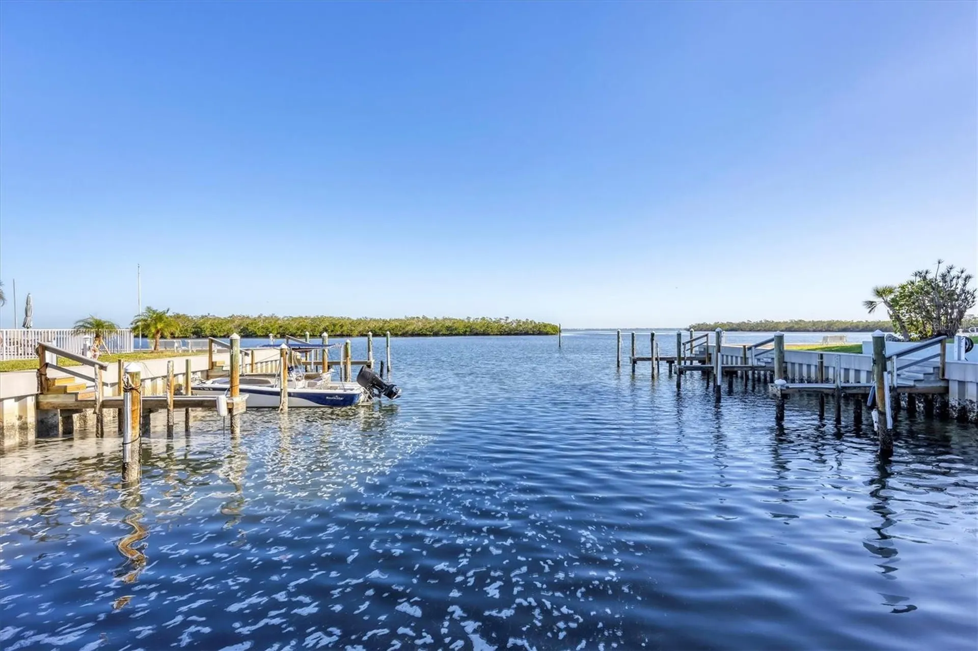 527 Sutton Place Longboat Key FL 34228