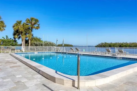 527 Sutton Place Longboat Key FL 34228
