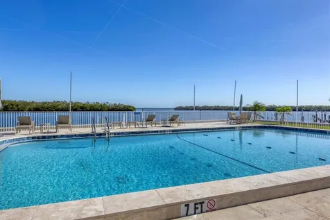 527 Sutton Place Longboat Key FL 34228