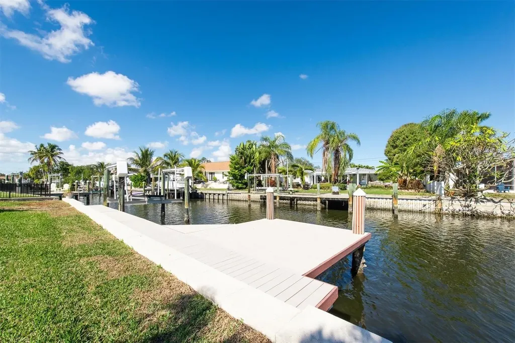 9453 Treasure Lane NE St Petersburg FL 33702