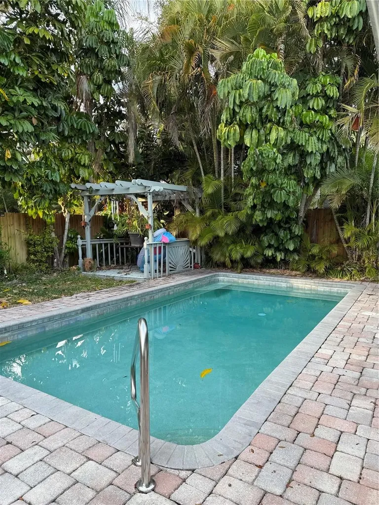 566 E Park Drive Largo FL 33771