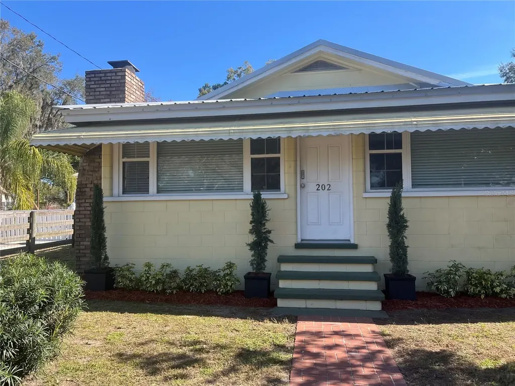 202 S Warfield Avenue Wildwood FL 34785