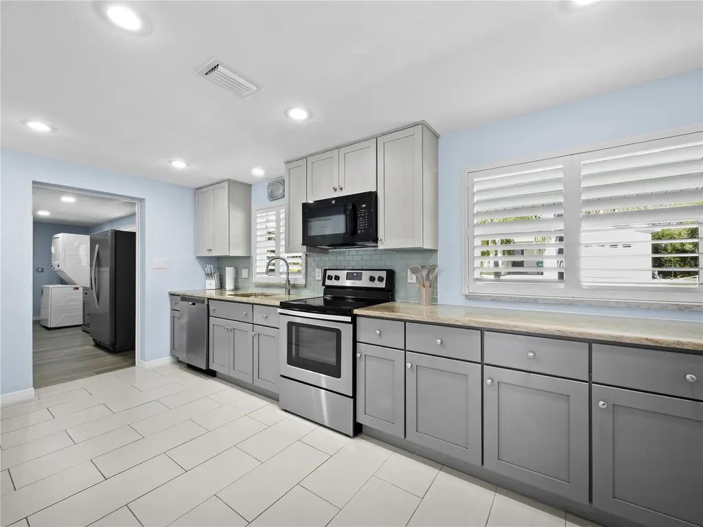 744 Jungle Queen Way Longboat Key FL 34228