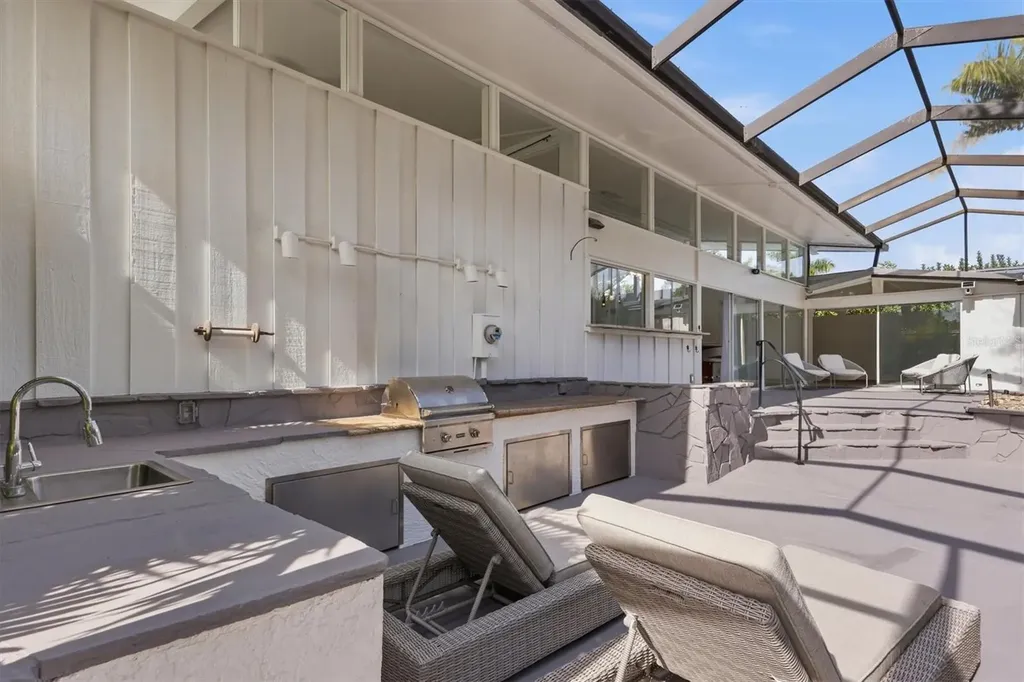 425 Partridge Circle Sarasota FL 34236