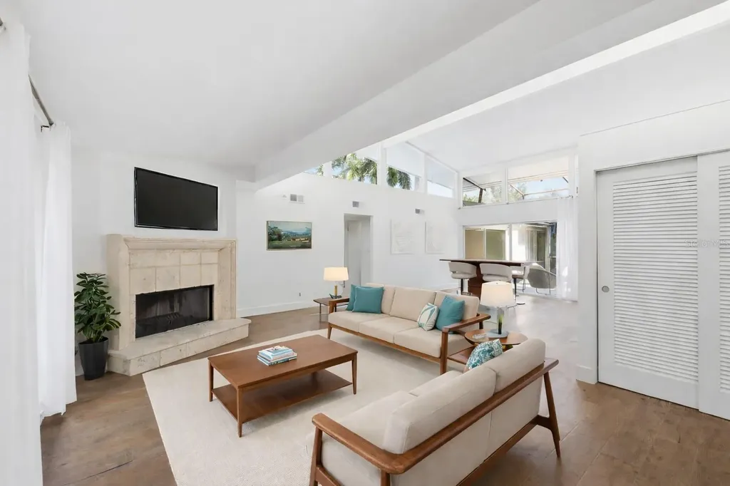 425 Partridge Circle Sarasota FL 34236