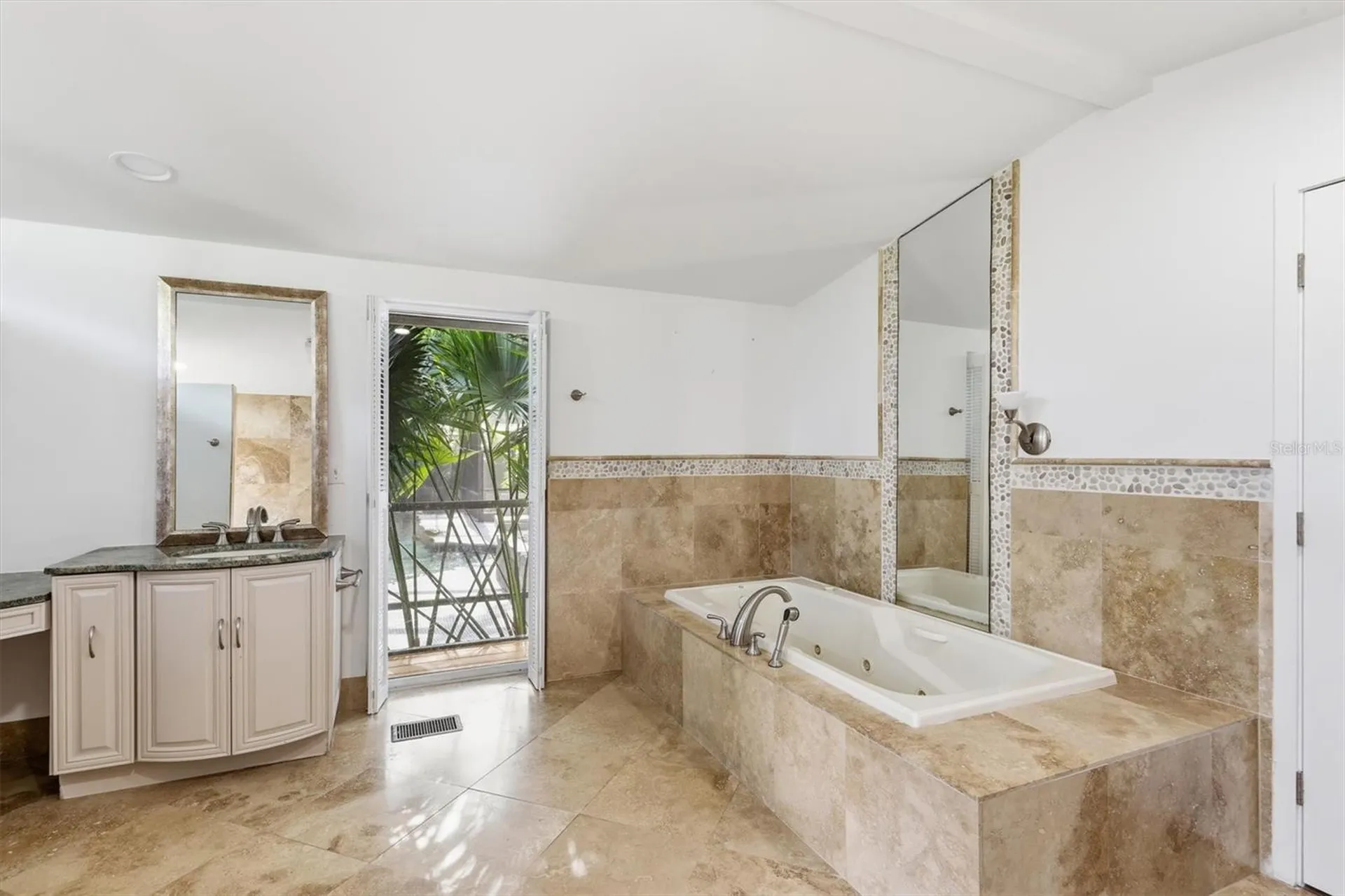 425 Partridge Circle Sarasota FL 34236