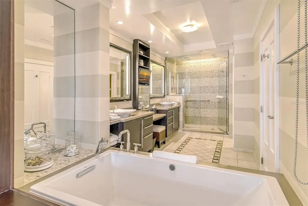 915 Seaside Drive Sarasota FL 34242